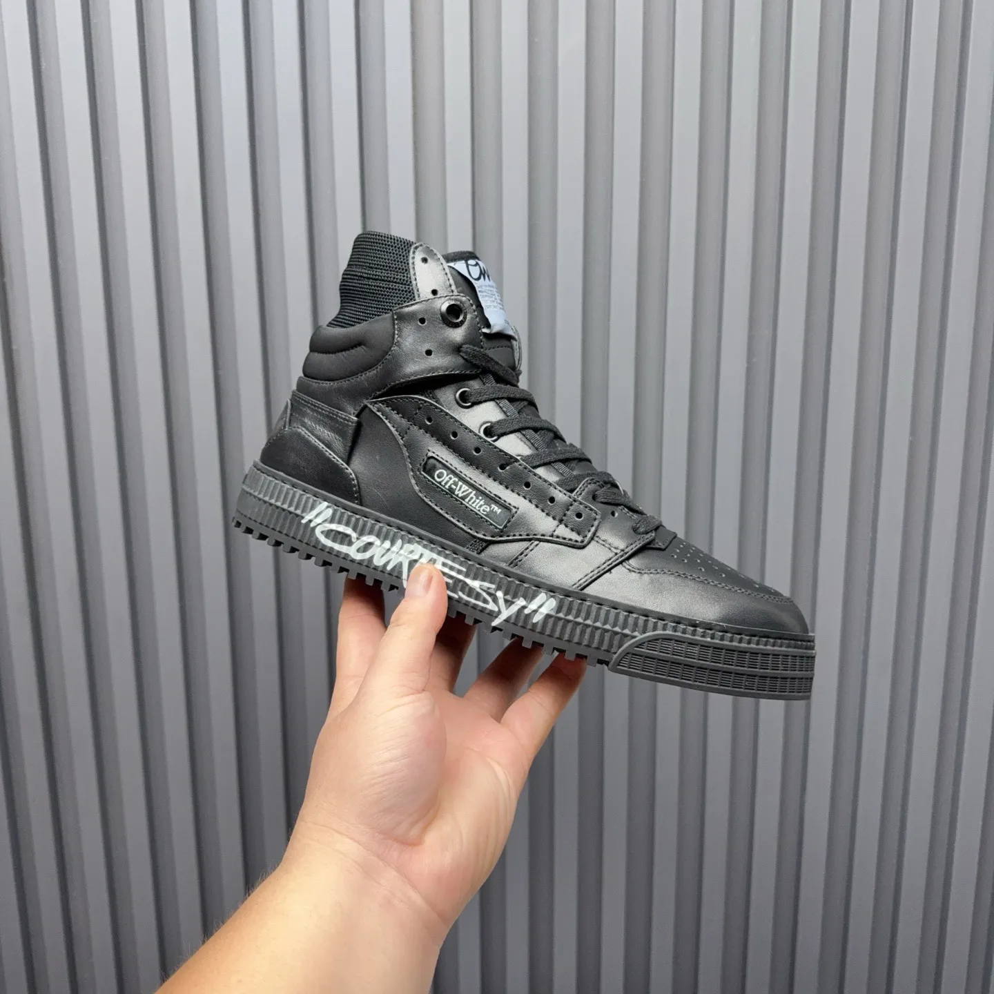 Men's shoes💰740 OFF WHITE ⚡️Couple style⚡️The latest spring style street casual shoes, released with the highest quality version on the market👊Series original mold opening, original lasting, production technology 1:1 original version➰🔜The best choice for more and more celebrities and Internet celebrities🔸In the classics Changes in the code🔸Innovate in the trend🔸Strive to break away from the shackles of bad street design🔝Although he is not the originator of fashion design, he is definitely a shining dark horse in avant-garde design🐴🆙Do not follow the trend🔅Not universal beauty🔅 Fabric💯First-layer cowhide Lining💯Imported skin-friendly and environmentally friendly polyester mesh Foot pads💯Original molded high-elastic environmentally friendly molding pads Midsole💯Made with original last-last technology Outsole💯Rubber outsole Packaging💯Official website synchronizes full set of packaging (brand wrapping paper, brand certificate, brand cloth bag) Code numbers 35-44, 45 46 Customized